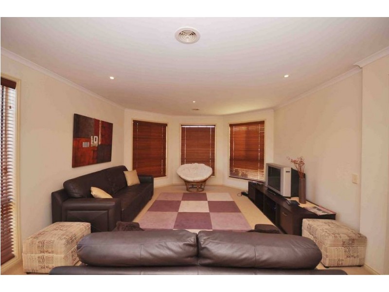 10 Wisla Circuit, Roxburgh Park VIC 3064