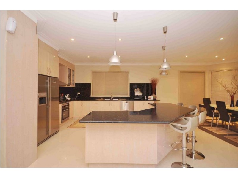 4 Stillwell Crescent, Roxburgh Park VIC 3064