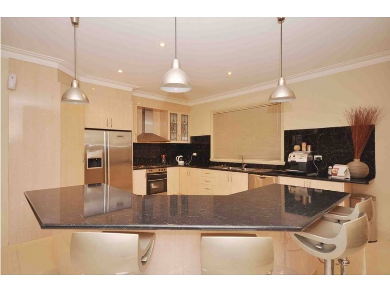 4 Stillwell Crescent, Roxburgh Park VIC 3064