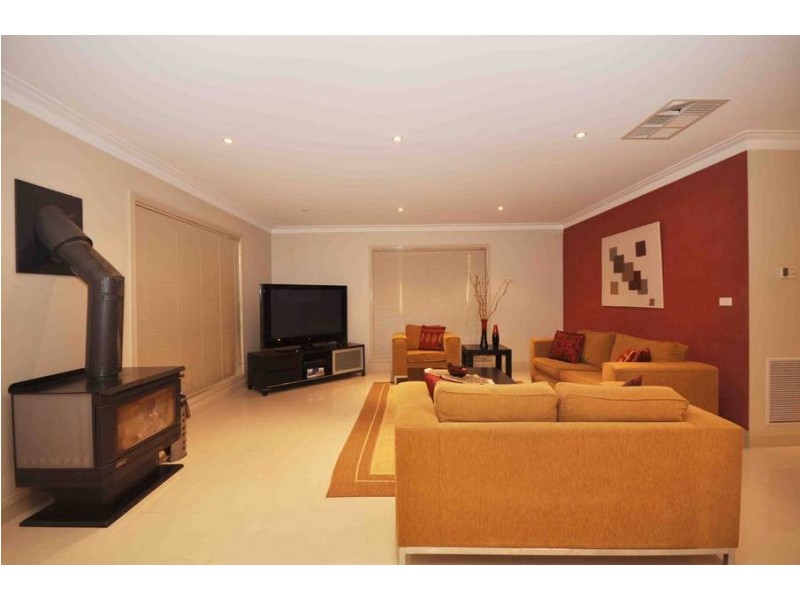 4 Stillwell Crescent, Roxburgh Park VIC 3064