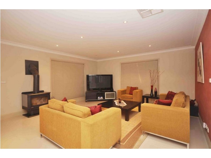 4 Stillwell Crescent, Roxburgh Park VIC 3064