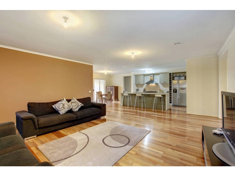 17 Coronet Avenue, Roxburgh Park VIC 3064