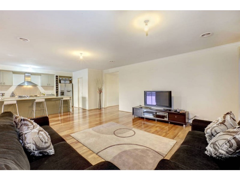 17 Coronet Avenue, Roxburgh Park VIC 3064