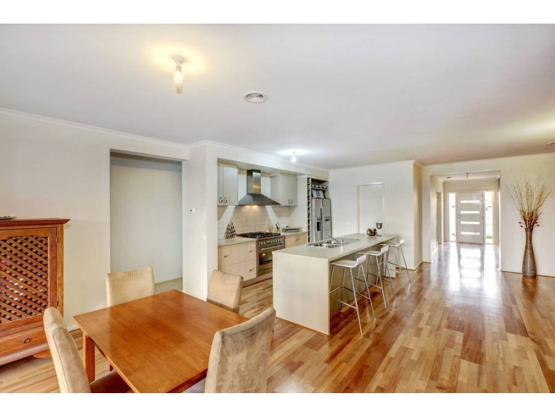 17 Coronet Avenue, Roxburgh Park VIC 3064