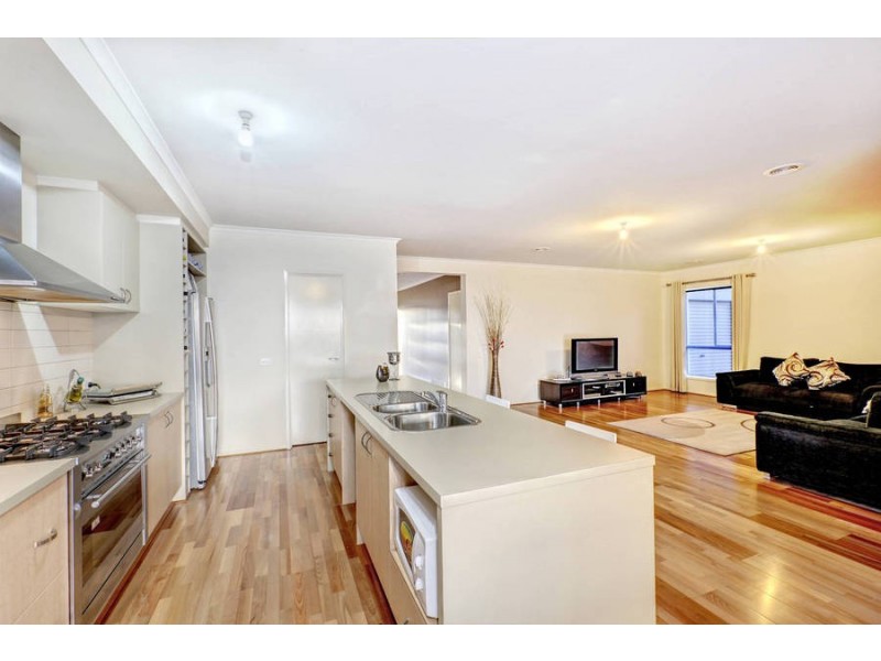 17 Coronet Avenue, Roxburgh Park VIC 3064