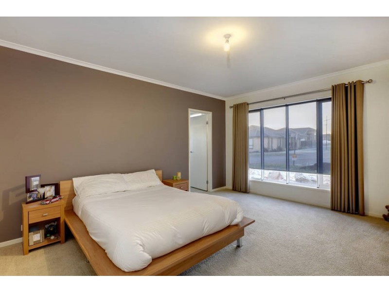 17 Coronet Avenue, Roxburgh Park VIC 3064