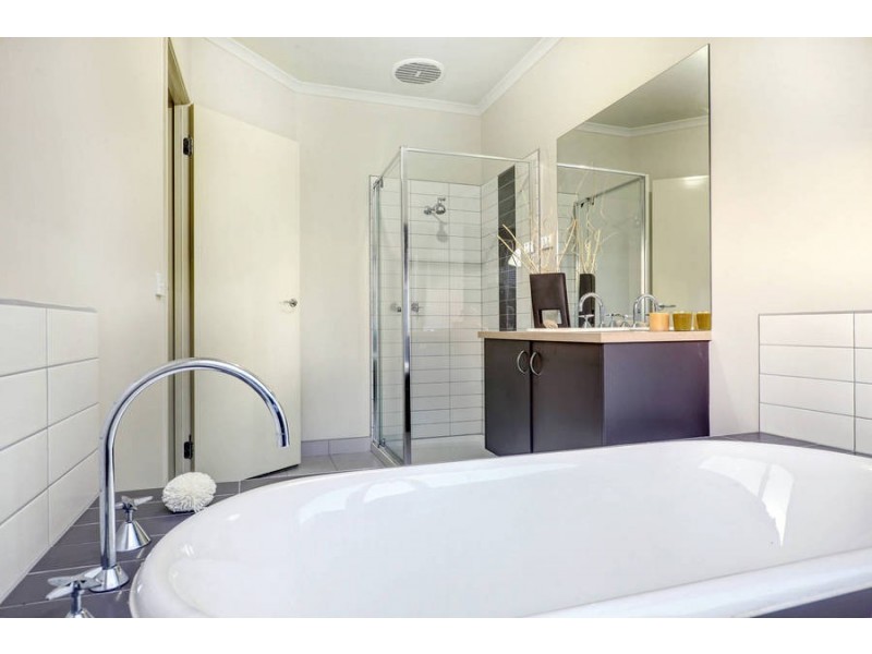 17 Coronet Avenue, Roxburgh Park VIC 3064