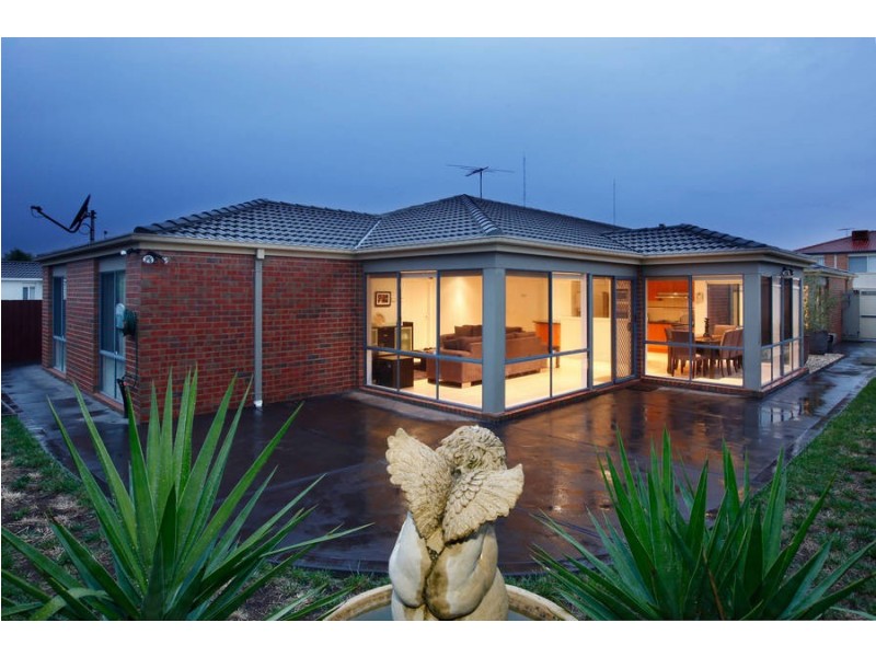 33 Rio Grande Drive, Roxburgh Park VIC 3064