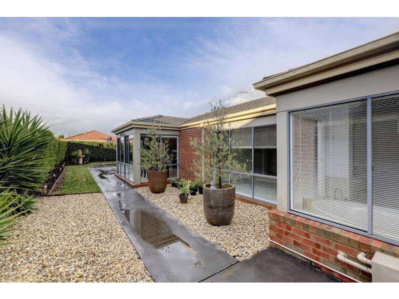 33 Rio Grande Drive, Roxburgh Park VIC 3064