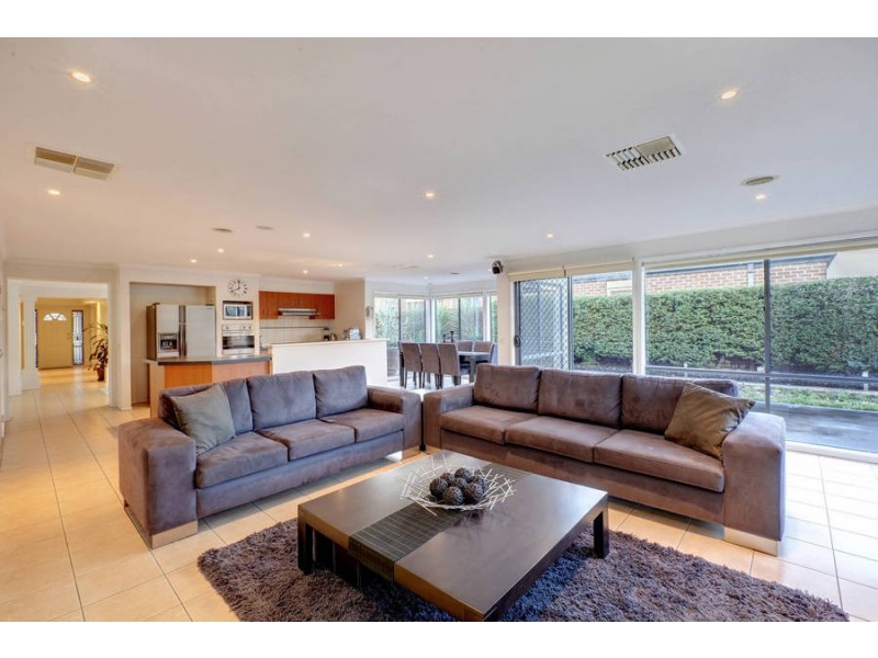 33 Rio Grande Drive, Roxburgh Park VIC 3064