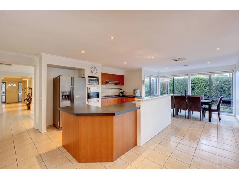 33 Rio Grande Drive, Roxburgh Park VIC 3064