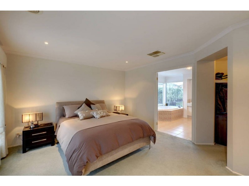 33 Rio Grande Drive, Roxburgh Park VIC 3064