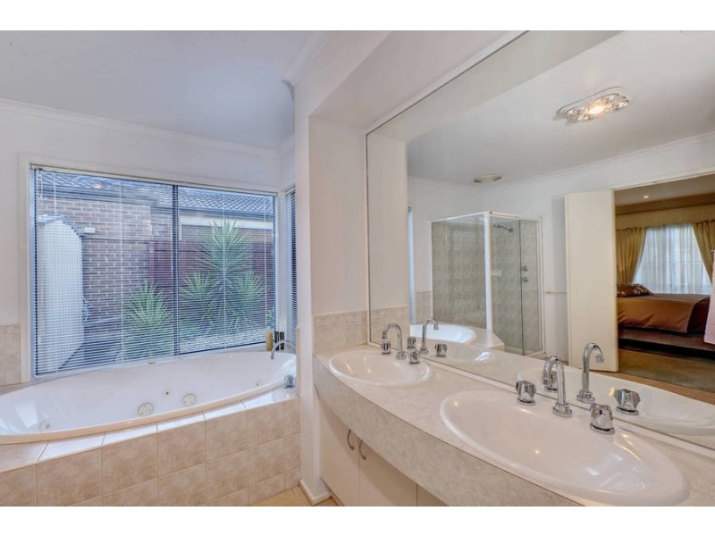 33 Rio Grande Drive, Roxburgh Park VIC 3064