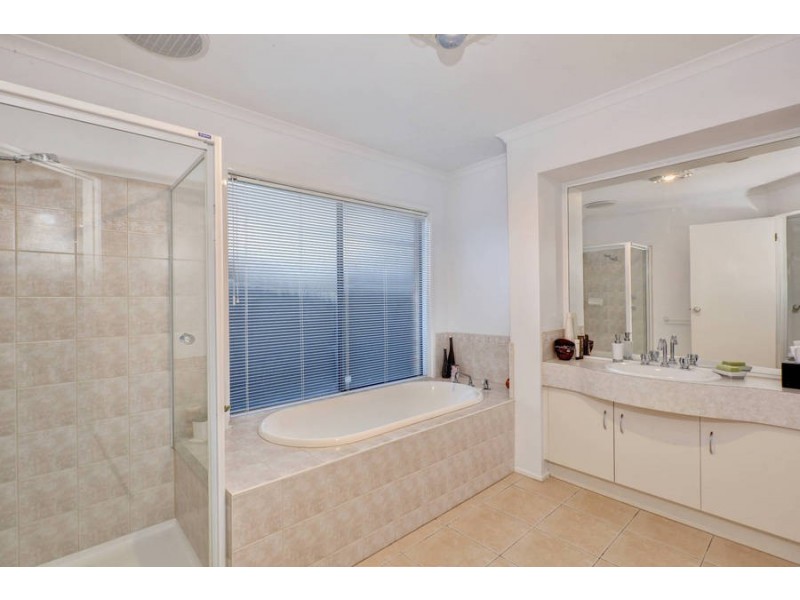 33 Rio Grande Drive, Roxburgh Park VIC 3064