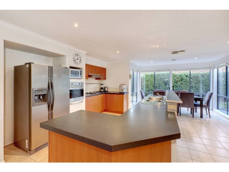 33 Rio Grande Drive, Roxburgh Park VIC 3064