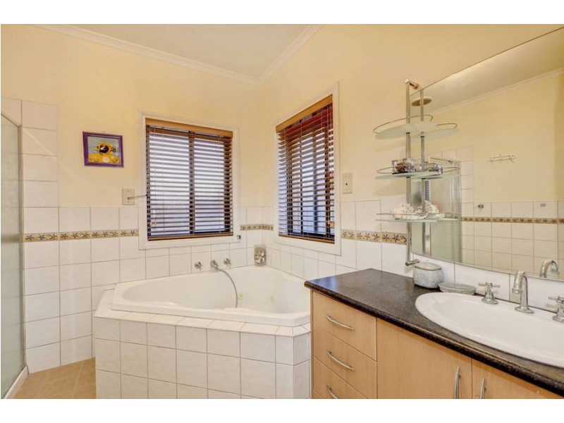 33 Arkley Drive, Greenvale VIC 3059