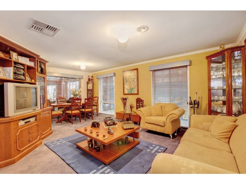 31 Lachlan Crescent, Roxburgh Park VIC 3064