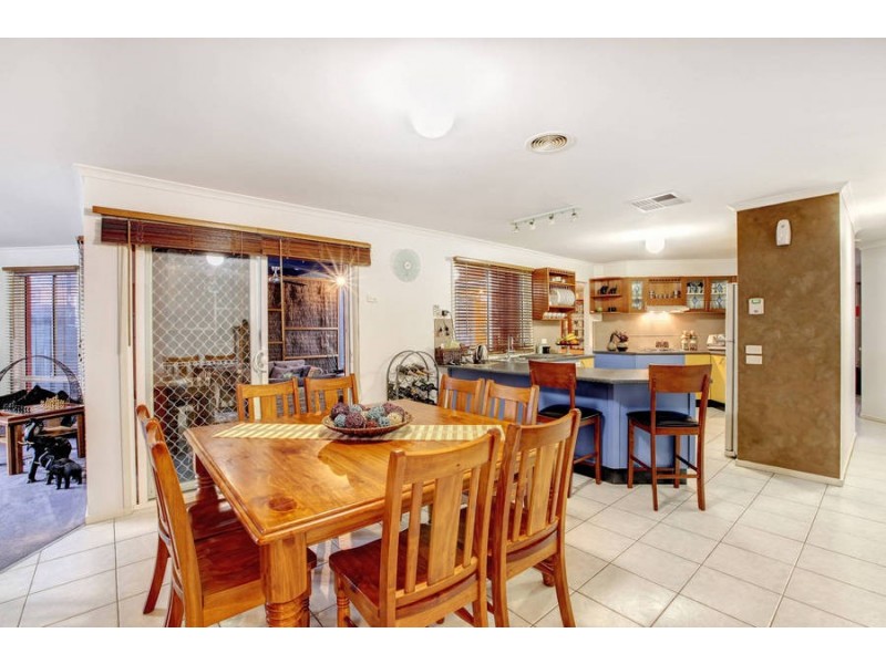 31 Lachlan Crescent, Roxburgh Park VIC 3064