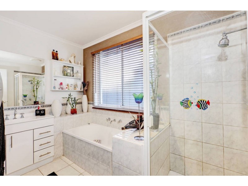 31 Lachlan Crescent, Roxburgh Park VIC 3064