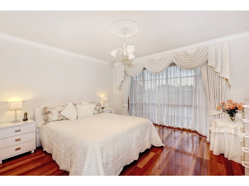4 Weir Court, Roxburgh Park VIC 3064