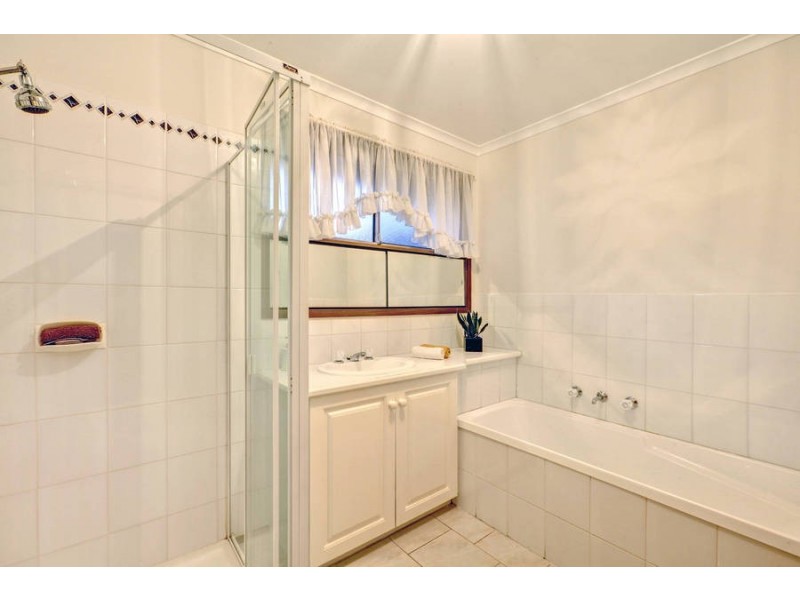 4 Weir Court, Roxburgh Park VIC 3064