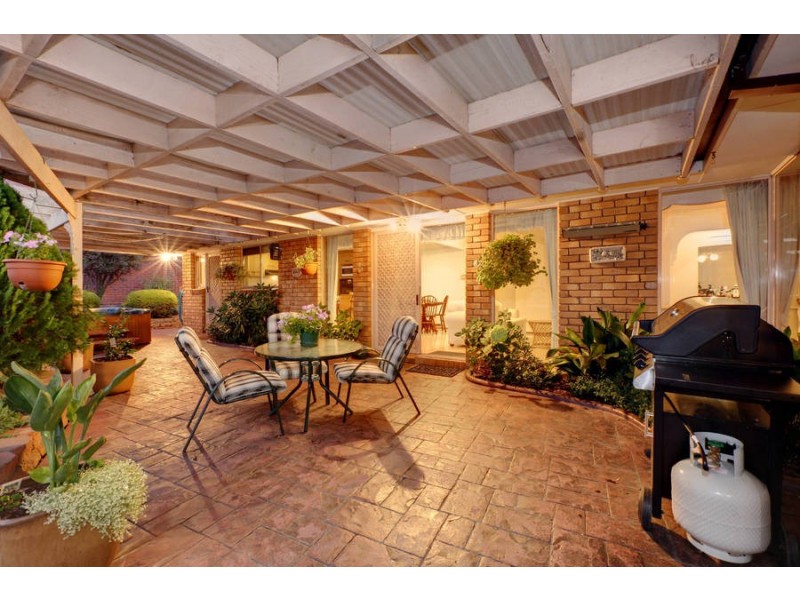 4 Weir Court, Roxburgh Park VIC 3064