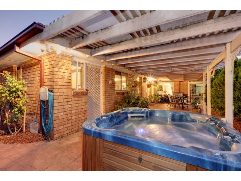 4 Weir Court, Roxburgh Park VIC 3064