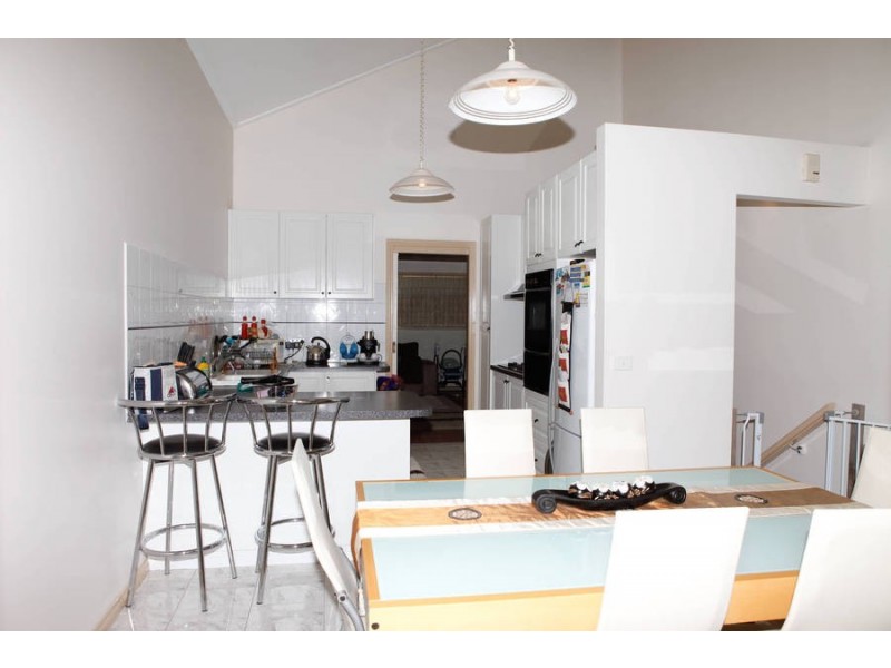 4/4 Shankland Boulevard, Meadow Heights VIC 3048