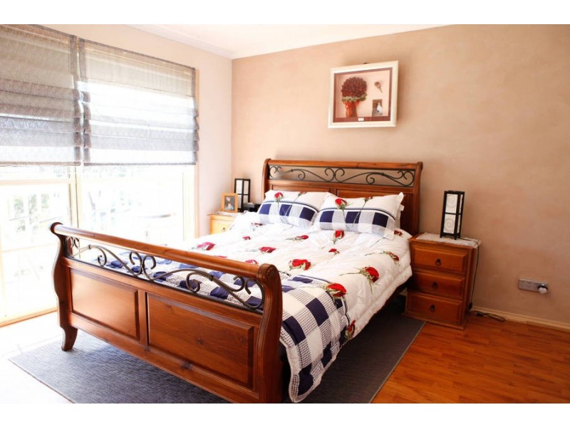 4/4 Shankland Boulevard, Meadow Heights VIC 3048