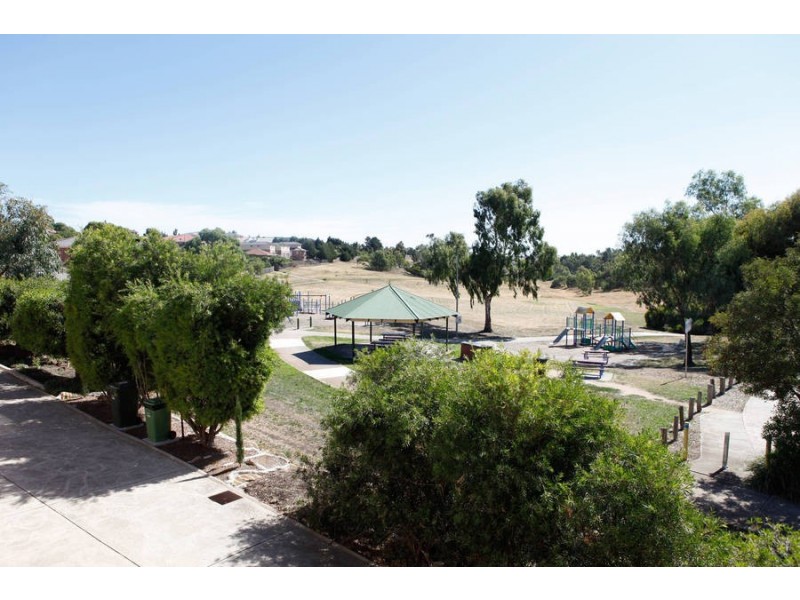 4/4 Shankland Boulevard, Meadow Heights VIC 3048