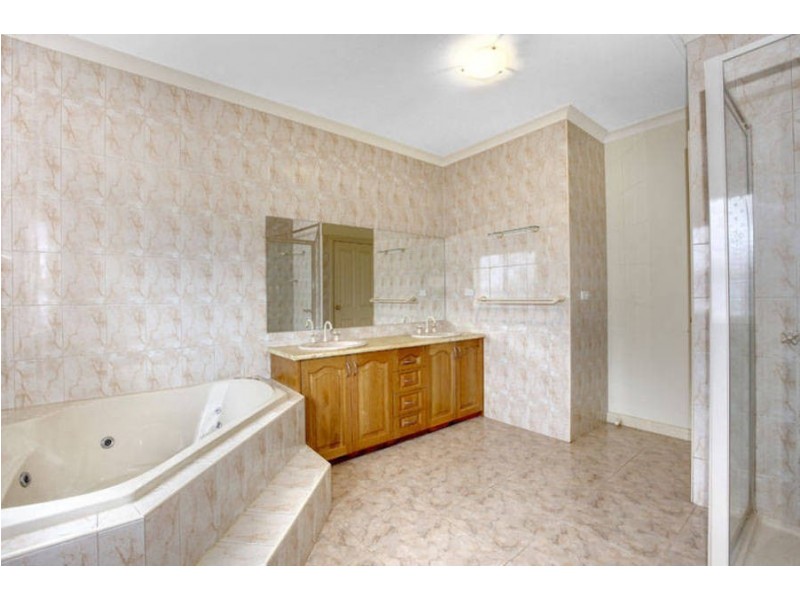 6 Pinelea Court, Roxburgh Park VIC 3064