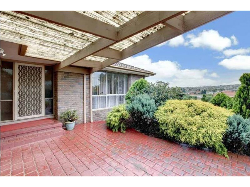 24 Ashleigh Crescent, Meadow Heights VIC 3048