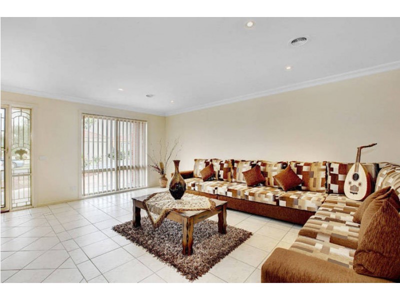 7 Regency Road, Roxburgh Park VIC 3064