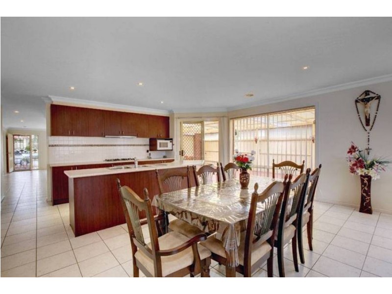 7 Regency Road, Roxburgh Park VIC 3064