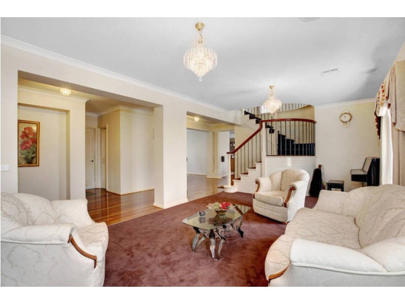 2 Woodside Way, Roxburgh Park VIC 3064