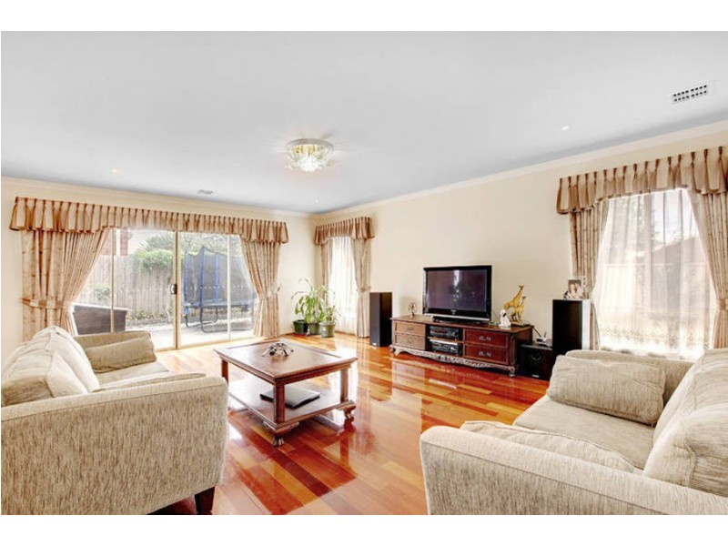 2 Woodside Way, Roxburgh Park VIC 3064