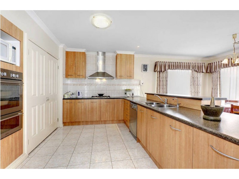 2 Woodside Way, Roxburgh Park VIC 3064