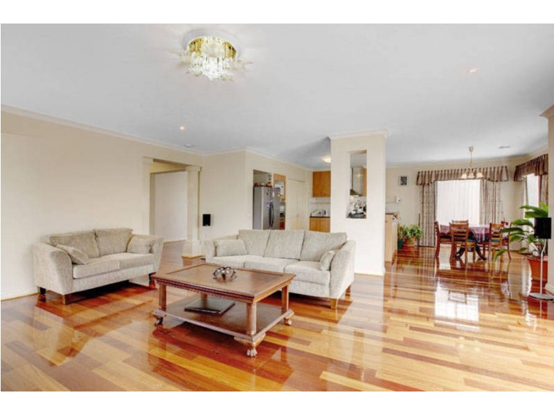 2 Woodside Way, Roxburgh Park VIC 3064