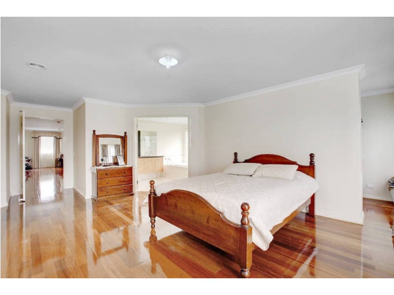 2 Woodside Way, Roxburgh Park VIC 3064