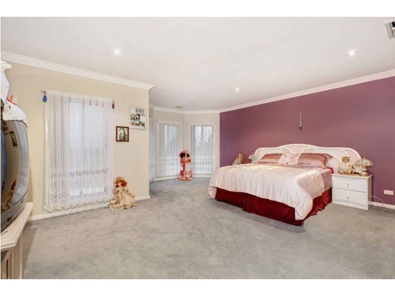 13 Preston Avenue, Roxburgh Park VIC 3064