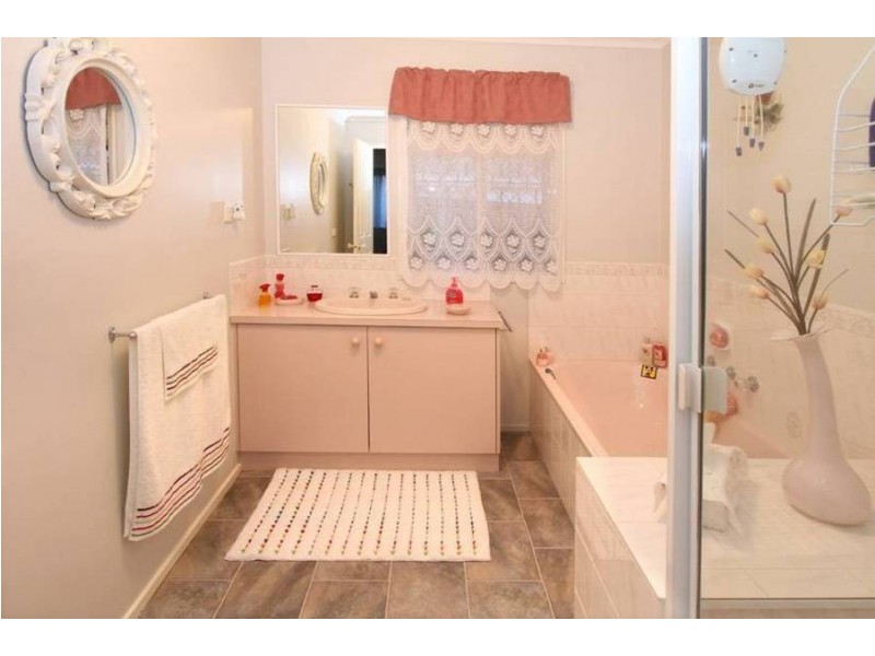 8 Merrigan Court, Roxburgh Park VIC 3064