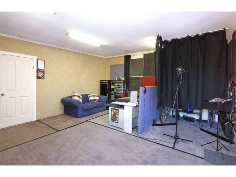 1 Dakara Close, Meadow Heights VIC 3048