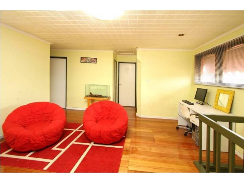 15 Clarke Drive, Gladstone Park VIC 3043