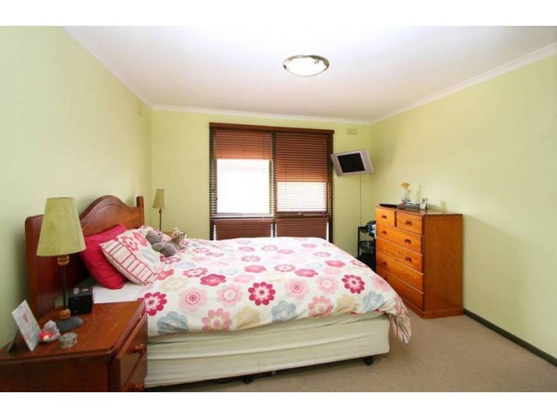 15 Clarke Drive, Gladstone Park VIC 3043