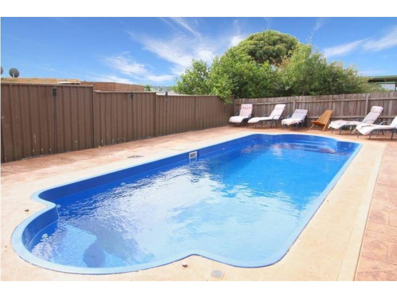 15 Clarke Drive, Gladstone Park VIC 3043