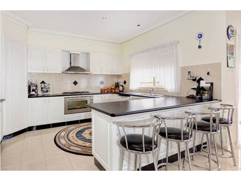 4 Oakbank Court, Roxburgh Park VIC 3064