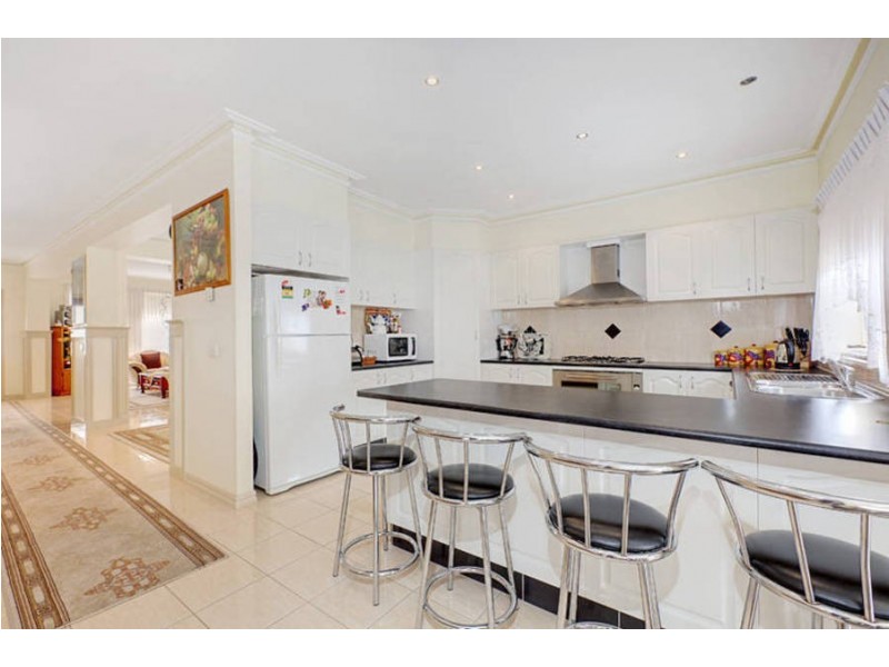 4 Oakbank Court, Roxburgh Park VIC 3064