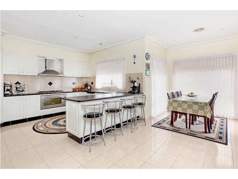 4 Oakbank Court, Roxburgh Park VIC 3064