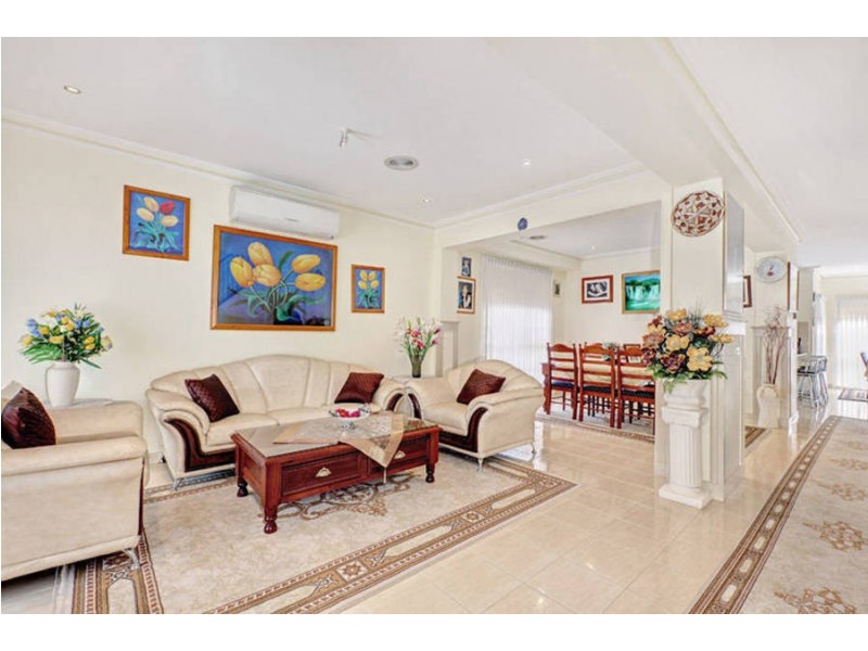 4 Oakbank Court, Roxburgh Park VIC 3064