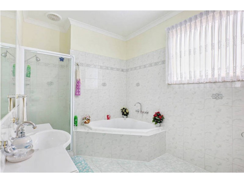 4 Oakbank Court, Roxburgh Park VIC 3064